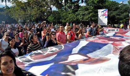 Các sinh viên Cuba bày tỏ niềm vui tại La Havana ngày 17-12. Ảnh: AFP