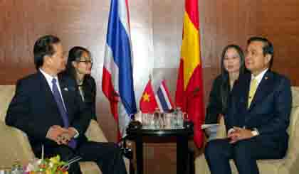 PM Dung (left) met with his Thai counterpart in Bangkok on December 20. (Credit: VGP)