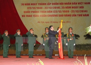 President Truong Tan Sang awards the Gold Star Order to the VPA at the ceremony. (Source:VNA)