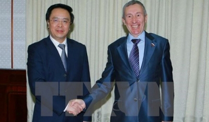 Head of the CPVCC Commission for External Relations Hoang Binh Quan (left) receives senator Andrey Klimov. (Credit: VNA)