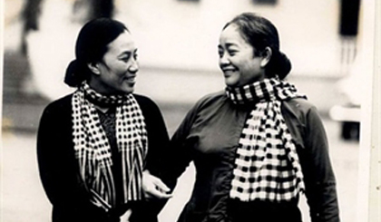 A photo of Nguyen Thi Binh (left) and liberation army commander Nguyen Thi Dinh during the American War (Photo: VNA)