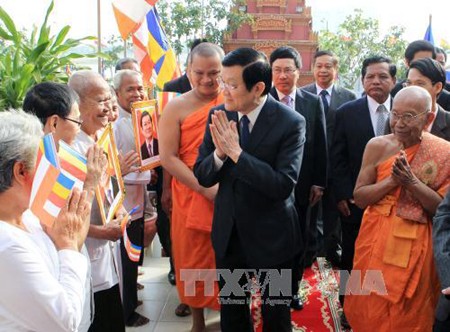 Chủ tịch nước Trương Tấn Sang đến thăm Đại Tăng Thống Tep Vong và Đại Tăng Thống Bour Kry. Ảnh: vov.vn