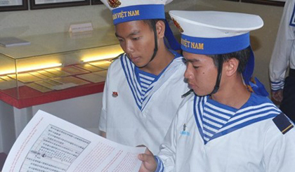 Naval soldiers at the exhibition (Photo: VNA)