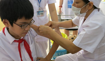 Providing free measles-rubbella vaccinations to  students. (Source: vnexpress.net)