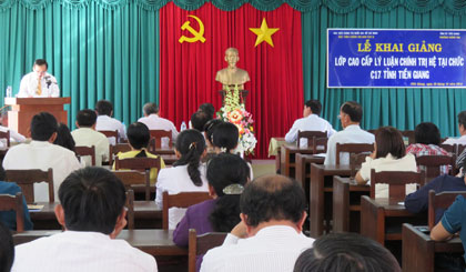Ông Võ Văn Bình - Ủy viên Ban thường vụ Tỉnh uỷ, trưởng Ban tổ chức Tỉnh ủy Tiền Giang phát biểu tại lễ khai giảng.jpg