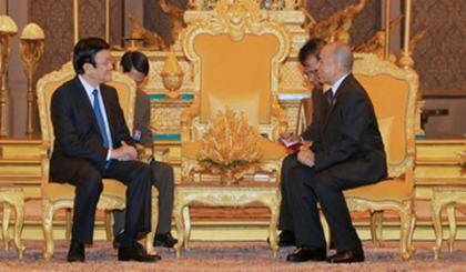 President Truong Tan Sang (left) meets with Cambodian King Norodom Sihamoni