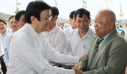 President Truong Tan Sang visits fisherman Tran Van Dat in Thanh Dat village, Phuoc Dong communes. (Credit: VNA)