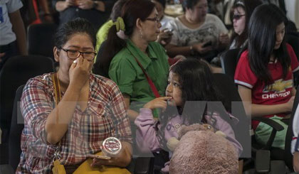 Các thân nhân hành khách trên máy bay QZ8501 lo lắng chờ đợi thông tin tại sân bay quốc tế Juanda ở Surabaya, Đông Java ngày 28/12. 