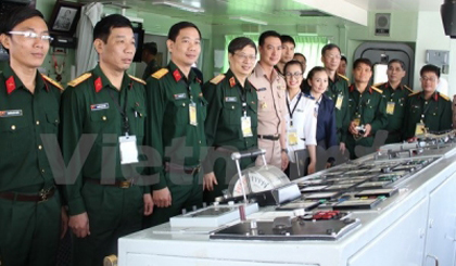 Military officers of Vietnam and Thailand visit the aircraft carrier HTMS Chakri Naruebet