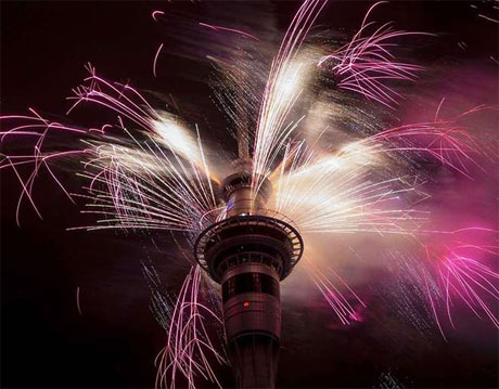 Màn bắn pháo hoa rực rỡ trên tháp Sky ở Auckland, New Zealand, một trong những nơi đầu tiên đón năm 2015. Ảnh: AFP