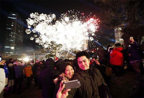 Một cặp đôi chụp ảnh với pháo hoa ở đền Bongeun Buddhist, Seoul, Hàn Quốc. Ảnh: Reuters