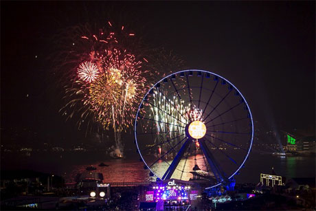 Pháo hoa bùng nổ gần vòng đu quay ở Hong Kong. Ảnh: Reuters