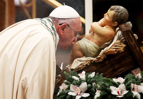 Giáo hoàng Francis hôn tượng chúa Jesus tại nhà thờ Saint Peters Basilica ở Vatican. Ảnh: Reuters