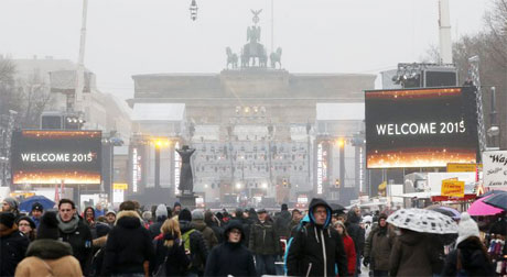  Lễ hội đón năm mới ở cổng Brandenburger Tor tại Berlin, Đức,  hôm nay. Ảnh: Reuters