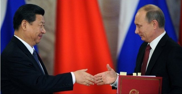 Chủ tịch Trung Quốc Tập Cận Bình (trái) và Tổng thống Nga Vladimir Putin trong một lần gặp gỡ. Ảnh: WSJ