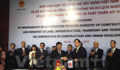 At the signing ceremony (vietnamplus.vn)