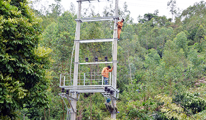 Workers in the project to bring power to Van Don island district (Photo: baoquangninh.com.vn)