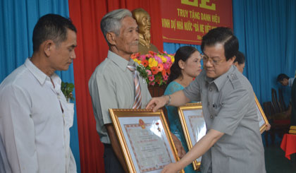 Ông Lê Hồng Quang, Phó Bí thư Tỉnh ủy trao Bằng danh hiệu “Bà Mẹ Việt Nam Anh Hùng” cho thân nhân các Mẹ.