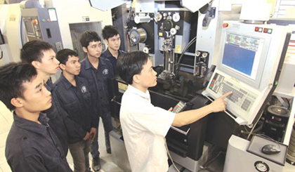 A class in progress at the Viet Nam- Germany Vocational School in Vinh Phuc Province. Viet Nam sent a record-high 105,000 guest workers abroad in 2014, according to the Overseas Labour Management Department (Photo: VNA/VNS)