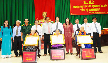 Deputy PM Nguyen Xuan Phuc holds working session with the Ministry of Justice on administrative procedure reform on December 25. (Image credit: VGP)