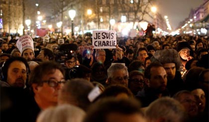  Một cuộc tuần hành của người dân Paris lên án vụ khủng bố tại tòa báo Charlie Hebdo. Ảnh: Reuters