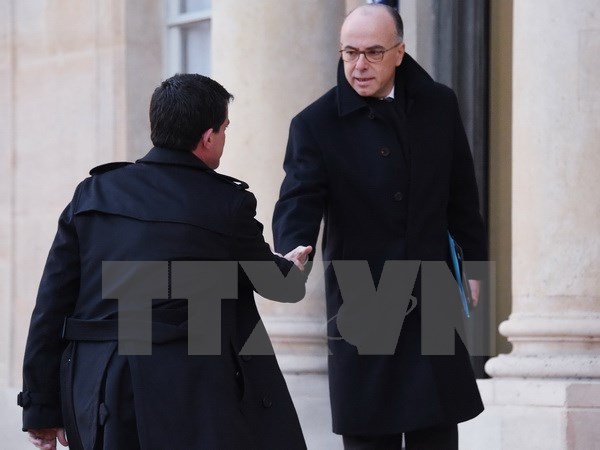 Thủ tướng Pháp Manuel Valls (trái) và Bộ trưởng Nội vụ Bernard Cazeneuve (phải) tới điện Elysee tiếp đại diện Hiệp hội Người Do Thái gốc Pháp tới Paris tham dự cuộc tuần hành. Ảnh (Nguồn: AFP/TTXVN)