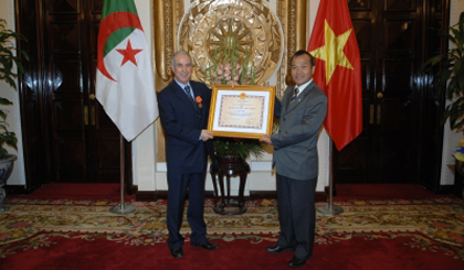 Deputy Minister of Foreign Affairs Vu Hong Nam presents the Friendship Order to Algerian ambassador to Vietnam Cherif Chikhi. (Credit: MOFA)
