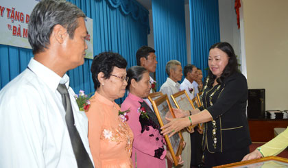 Provincial leaders with mothers awarded 