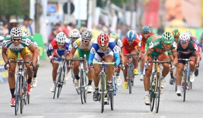 Ha Thanh Tam (left) wins the first-stage yellow jersey. (Credit: thethaovietnam.vn)