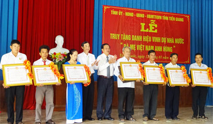 Ông Dương Minh Điều và ông Lê Văn Nghĩa trao Bằng, Huy hiệu “Bà mẹ Việt Nam Anh hùng” cho thân nhân của các mẹ ở huyện Tân Phước. 