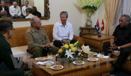 Vietnamese Ambassador to Cuba, Duong Minh, meets with the Minister of the Cuban Revolutionary Armed Forces, Leopoldo Cintra Frias (Source: VNA)