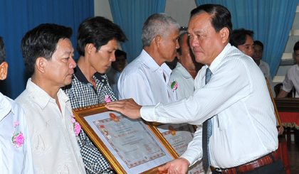 Mr Le Van Nghia, Deputy Standing Chairwoman of Tien Giang People's Committee, awarded 