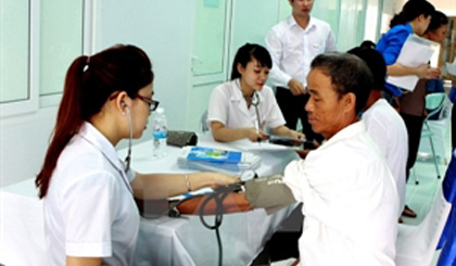 Examination and treatment at a hospital (Photo:VNA)