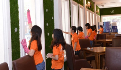 Nearly 400 students in Ho Chi Minh City have joined the charity campaign Cleaning House to Welcome Tet (Credit: vov)