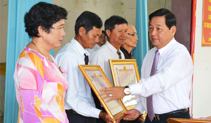  Mr Nguyen Anh Tuan, Head of the Provincial Party Committee Propaganda Department, awarded 