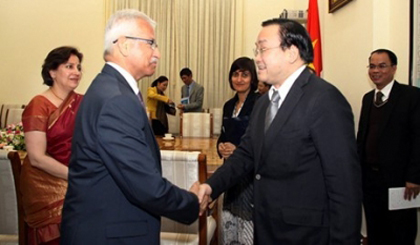 Deputy PM Hoang Trung Hai (right) and Indian Deputy Minister of Commerce and Industry Rajeev Kher (Source: VGP)