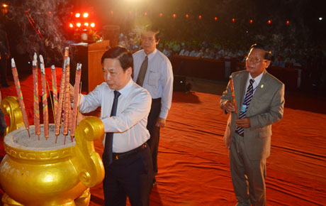 Tien Giang’s Party Committee Secretary Tran The Ngoc and provincial leaders offered incense.