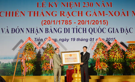 Tien Giang’s Party Committee Secretary Tran The Ngoc and provincial leaders offered incense.