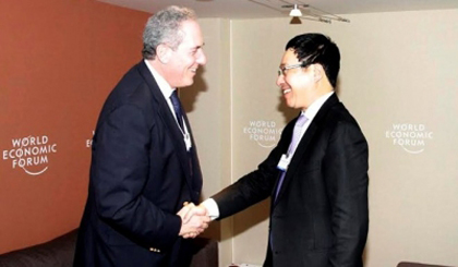 Deputy PM Minh (right) and US Trade Representative Michael Froman