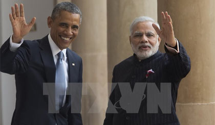 Thủ tướng Ấn Độ Narendra Modi (phải) và Tổng thống Barack Obama (trái) trước cuộc gặp ở New Delhi. Ảnh: AFP/TTXVN