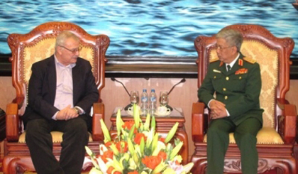  Senior Lieutenant General Nguyen Chi Vinh, Deputy Minister of Defence receives Michael Michalak, the former United States Ambassador to Vietnam in Hanoi on January 27. (Credit: qdnd.vn)