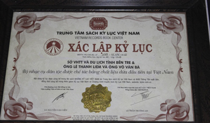 The recognition by the Vietnam Records Book Center. (Photo: dan tri.com.vn)