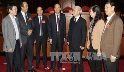 Party General Secretary Nguyen Phu Trong with the delegates.