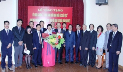 Hwang Geum-chu honoured for his contributions to strengthening co-operation between the RoK and Vietnam via cultural exchange activities. (Image credit: CPV)