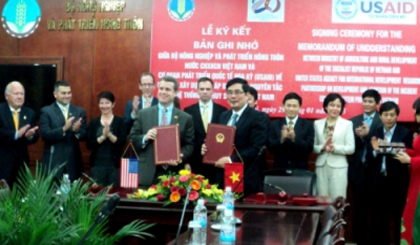 The signing of the MoU between Deputy Assistant Administrator of USAID Asia Bureau Jason Foley and Vietnamese Minister of Agriculture and Rural Development Cao Duc Phat