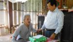 Provincial leaders presents Tet gifts to policy families and poor families