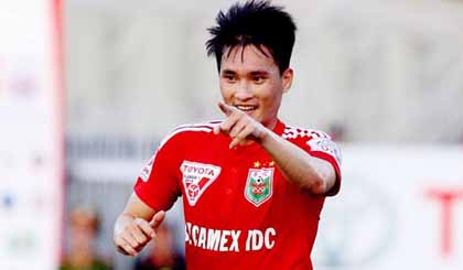 Công Vinh ghi bàn cho Becamex Bình Dương ở V-League 2015.