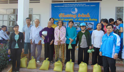 Chị Nguyễn Thị Kim Phượng, Phó Bí thư Tỉnh Đoàn, Chủ tịch Hội LHTN Việt Nam tỉnh trao quà tết cho người dân.