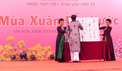 Calligraphy writing at the 12th Vietnamese Poetry Day in 2014. (Credit: CPV)