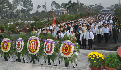 The delegation lay a wreath at the Ho Chi Minh Mausoleum. (Credit: VNA)